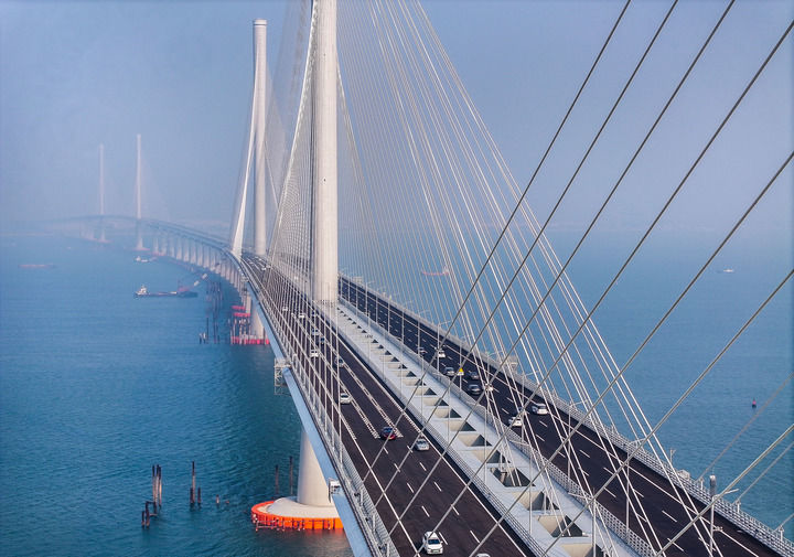 2024年12月11日，黄茅海跨海通道正式通车后，车辆行驶在黄茅海大桥上（无人机照片）。记者刘大伟摄